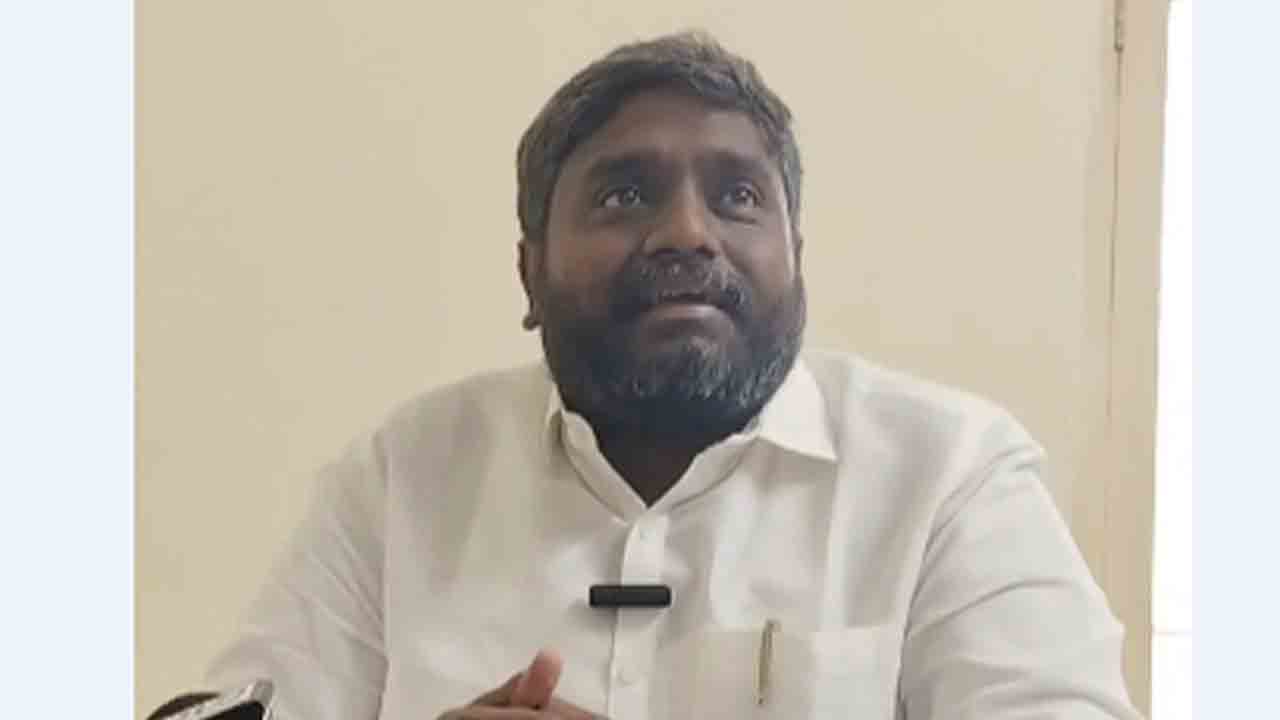 పోలీసులు అక్రమ కేసులు పెట్టటం సమంజసం కాదు: సామాజికవేత్త వివేక్