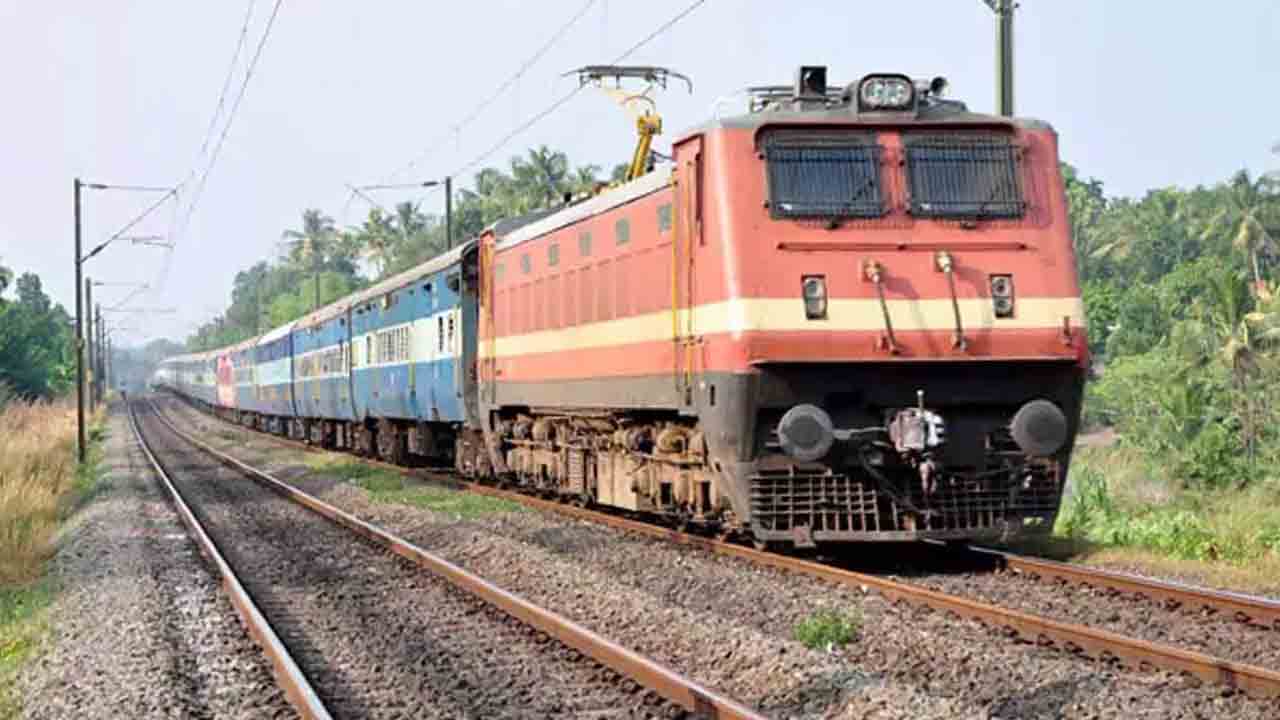 Visakha Express | విశాఖ ఎక్స్‌ప్రెస్‌లో చోరీకి యత్నం.. రైల్వే పోలీసుల కాల్పులు
