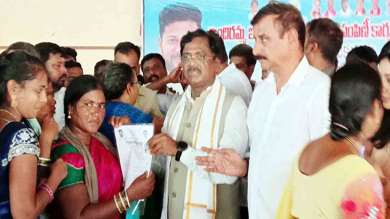 Dubbaka | గందరగోళంగా ఇందిరమ్మ ఇళ్ల పత్రాల పంపిణీ.. మంత్రి వివేక్ అసంతృప్తి..!