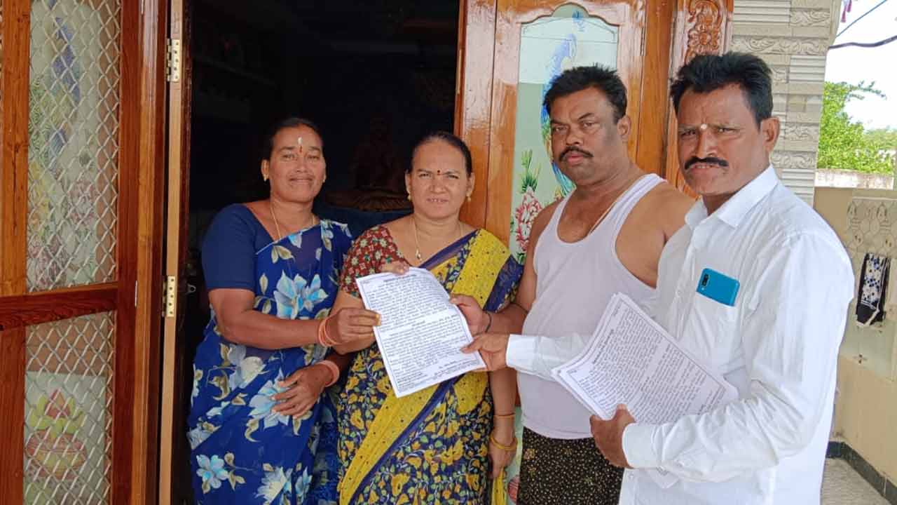 నోటు(డబ్బు)కు ఓటు అమ్ముకోవద్దు.. ఇంటింటికి కరపత్రాలు పంపిణీ