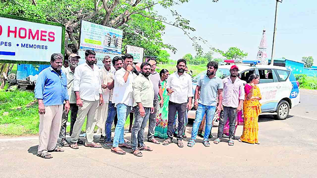 మా ఓట్లతో గెలిచి అగ్రవర్ణాలకు కొమ్ముకాస్తావా?
