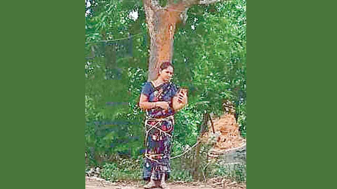 AP News | అప్పు తీర్చాలని.. మహిళను చెట్టుకు కట్టేసి కొట్టారు