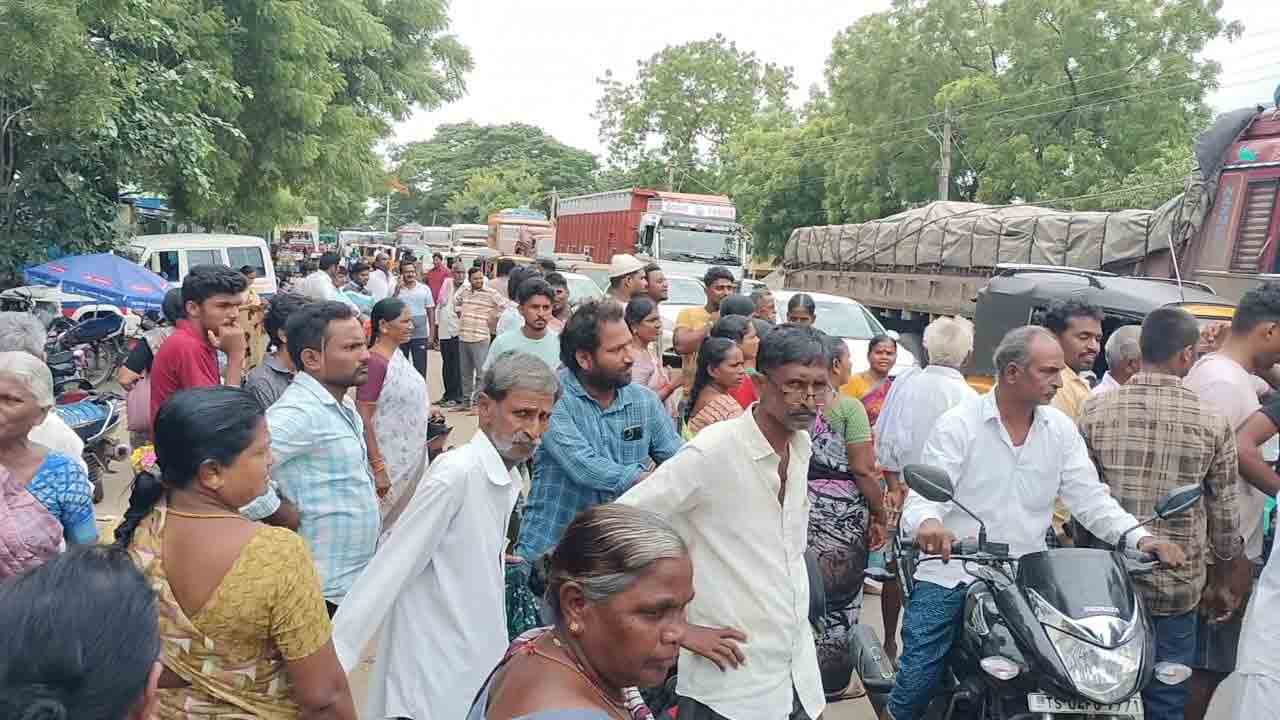 అనర్హులకు ఇండ్ల మంజూరుపై ఆందోళన