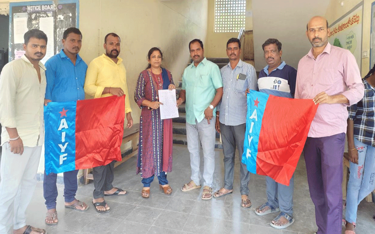 Yadagirigutta : విద్యా వ్యాపారాన్ని అరికట్టాలి : పేరబోయిన మహేందర్