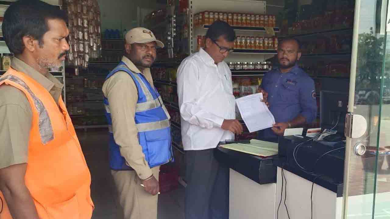 వ్యాపారులు తప్పని సరిగా ట్రేడ్‌ లైసెన్స్‌ తీసుకోవాలి: మున్సిపల్‌ కమిషనర్‌ అమరేందర్‌రెడ్డి