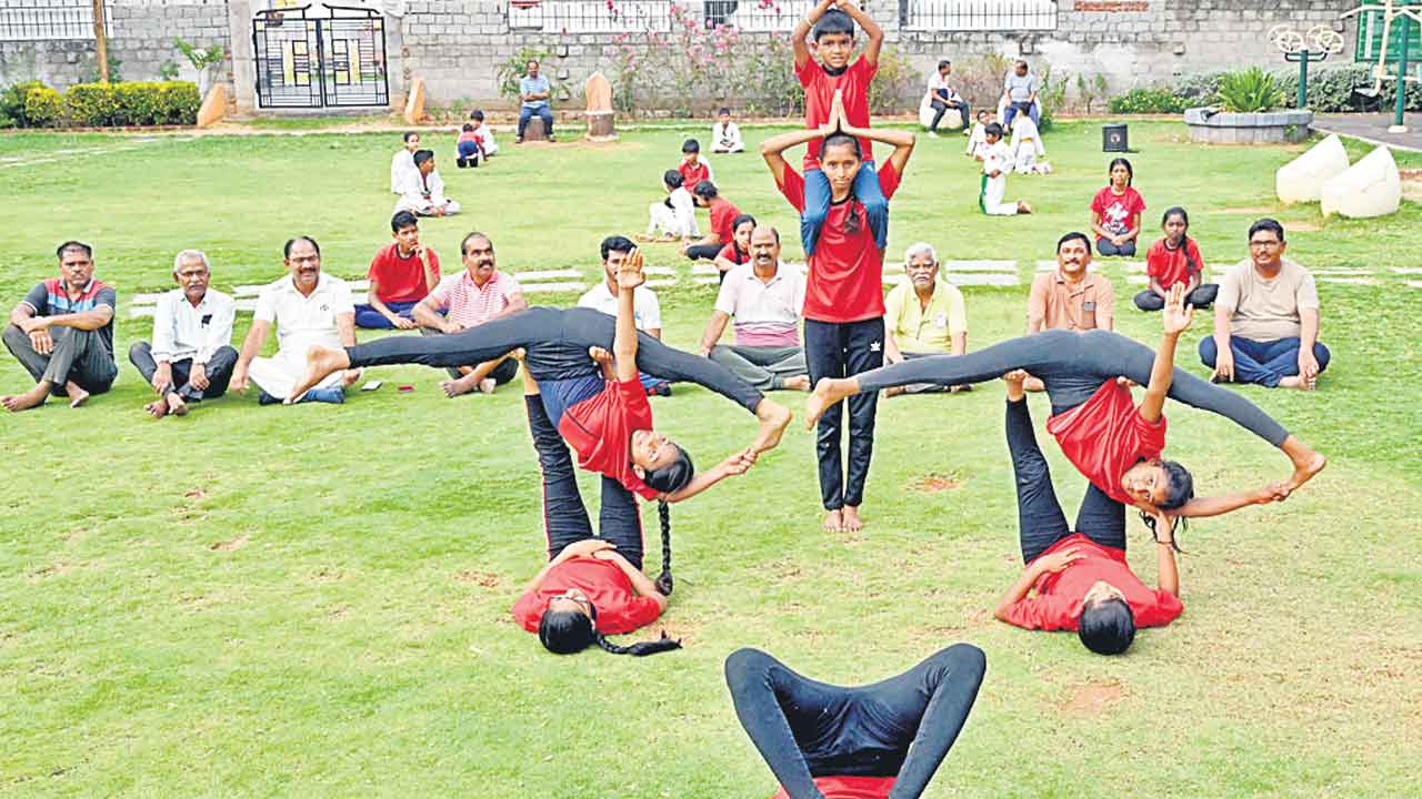 ఆనంద యోగం.. యోగాతో శారీరక, మానసిక సమయ్యలు దూరం