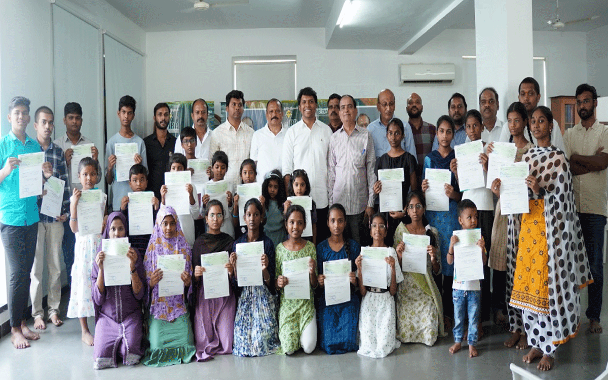 Nalgonda : విద్యార్థుల‌కు వైఆర్‌పీ ఫౌండేష‌న్ స్కాల‌ర్‌షిప్స్ అంద‌జేత‌