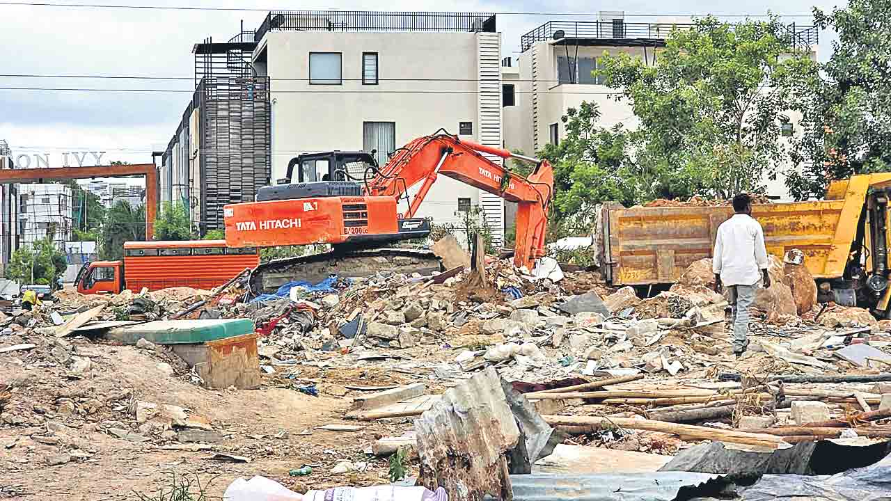 సున్నం చెరువులో పేదల గుడిసెలు కూల్చివేత.. గుట్టలబేగంపేటలో పేదల ఇండ్లపైకి హైడ్రా జేసీబీలు