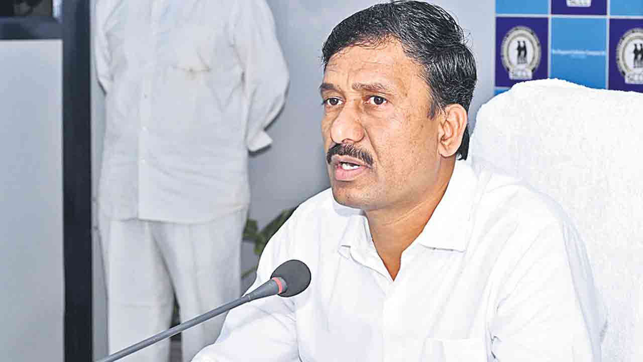 జాప్యం చేస్తే కాంట్రాక్టు రద్దు.. సోలార్‌ ప్లాంట్ల నిర్మాణ పనులపై సింగరేణి సీఎండీ బలరాం హెచ్చరిక