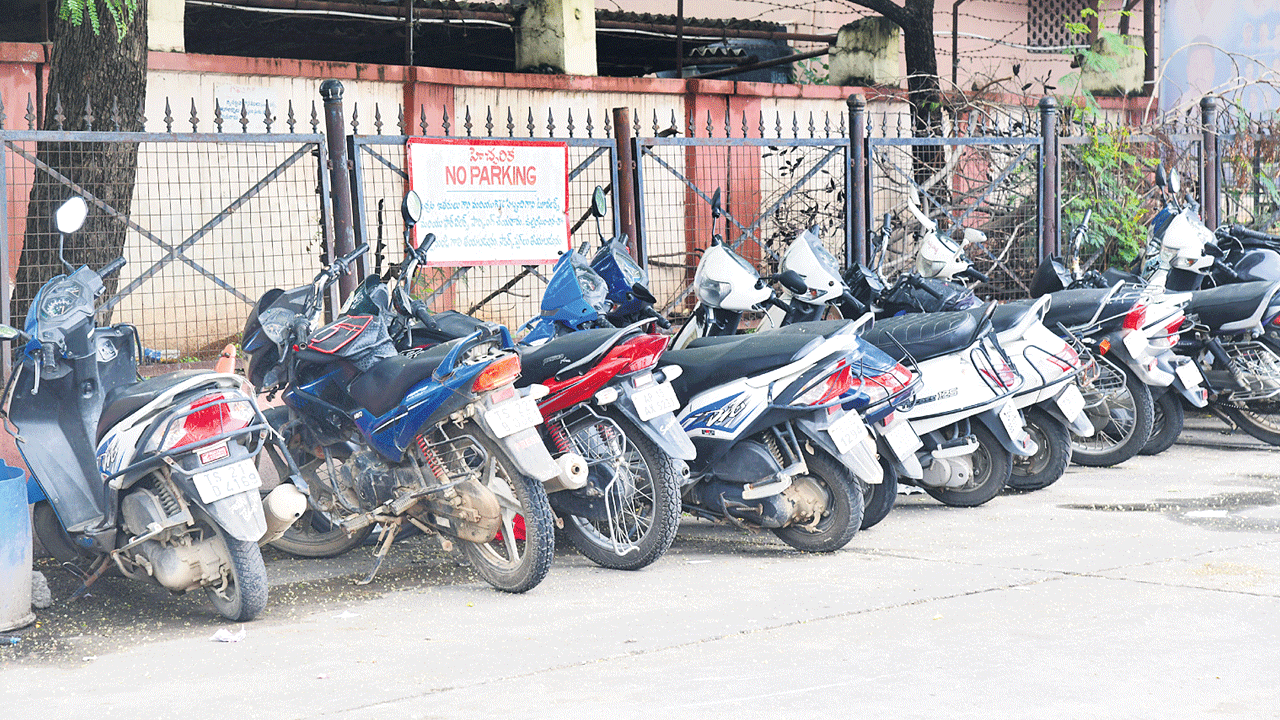 పార్కింగ్‌.. అస్తవ్యస్తం.. కరీంనగర్‌ బస్టేషన్‌లో ఇష్టారాజ్యం