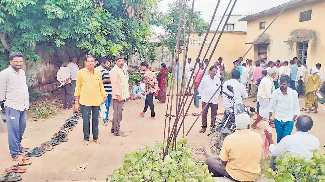 యూరియా కోసం తిప్పలు