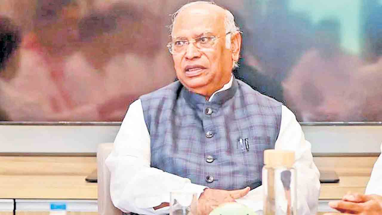 సీఎం మార్పుపై హైకమాండ్‌దే నిర్ణయం.. కాంగ్రెస్‌ అధ్యక్షుడు ఖర్గే వ్యాఖ్యలు