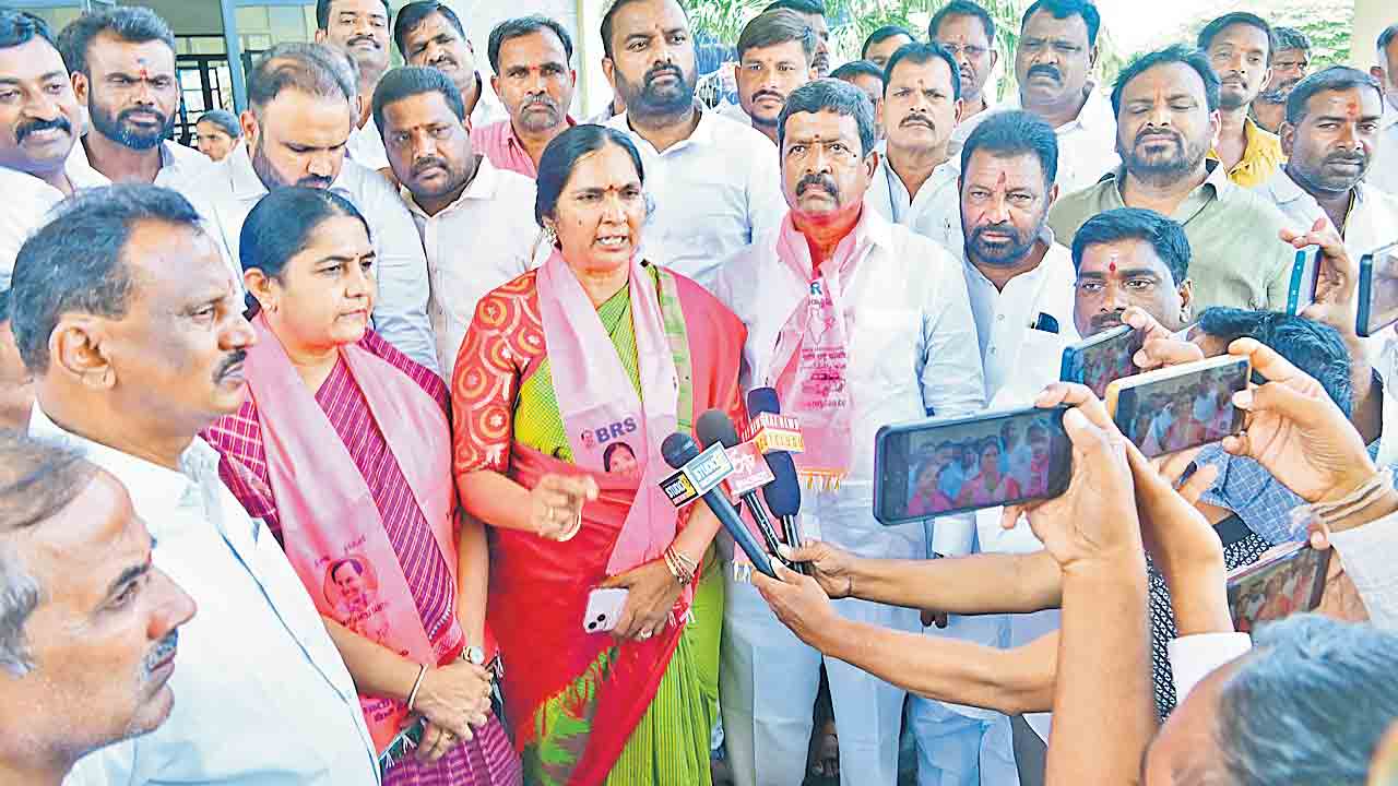 సింగూరు నీళ్లియ్యకపోతే ఉద్యమిస్తాం.. రైతుకంట కన్నీళ్లు పెట్టిస్తున్న కాంగ్రెస్‌ సర్కార్‌