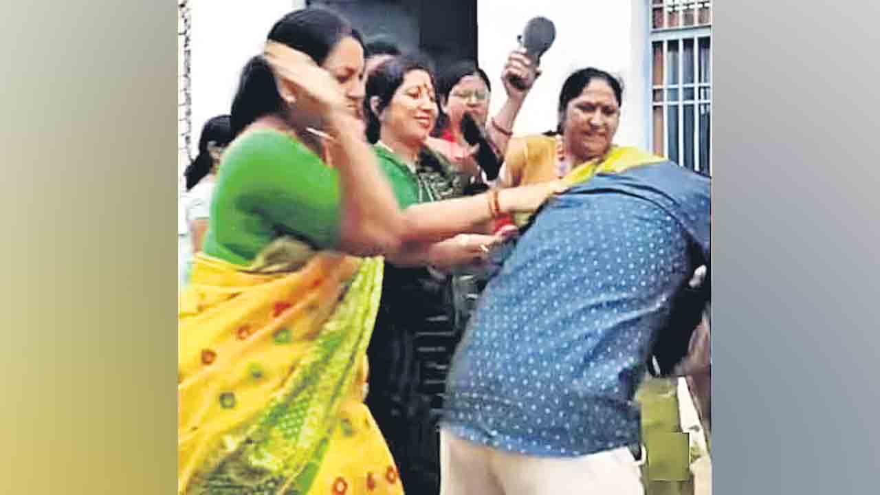 మహిళలకు అశ్లీల వీడియోలు.. యూపీ బీజేపీ నేతకు చెప్పులతో దేహశుద్ధి