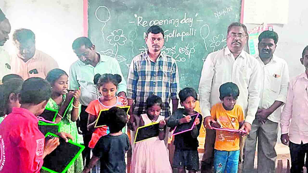 బడిని బతికించారు.. గొల్లపల్లిలో పునఃప్రారంభమైన పాఠశాల