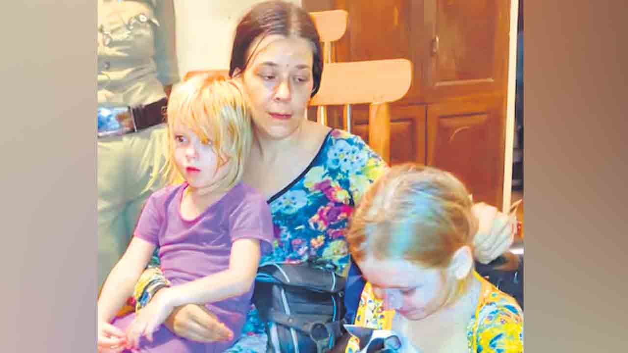 గుహలోనే బిడ్డకు జననం.. పూజలు, ధ్యానం చేసుకుంటూ అడవిలో ఆధ్యాత్మిక జీవితం