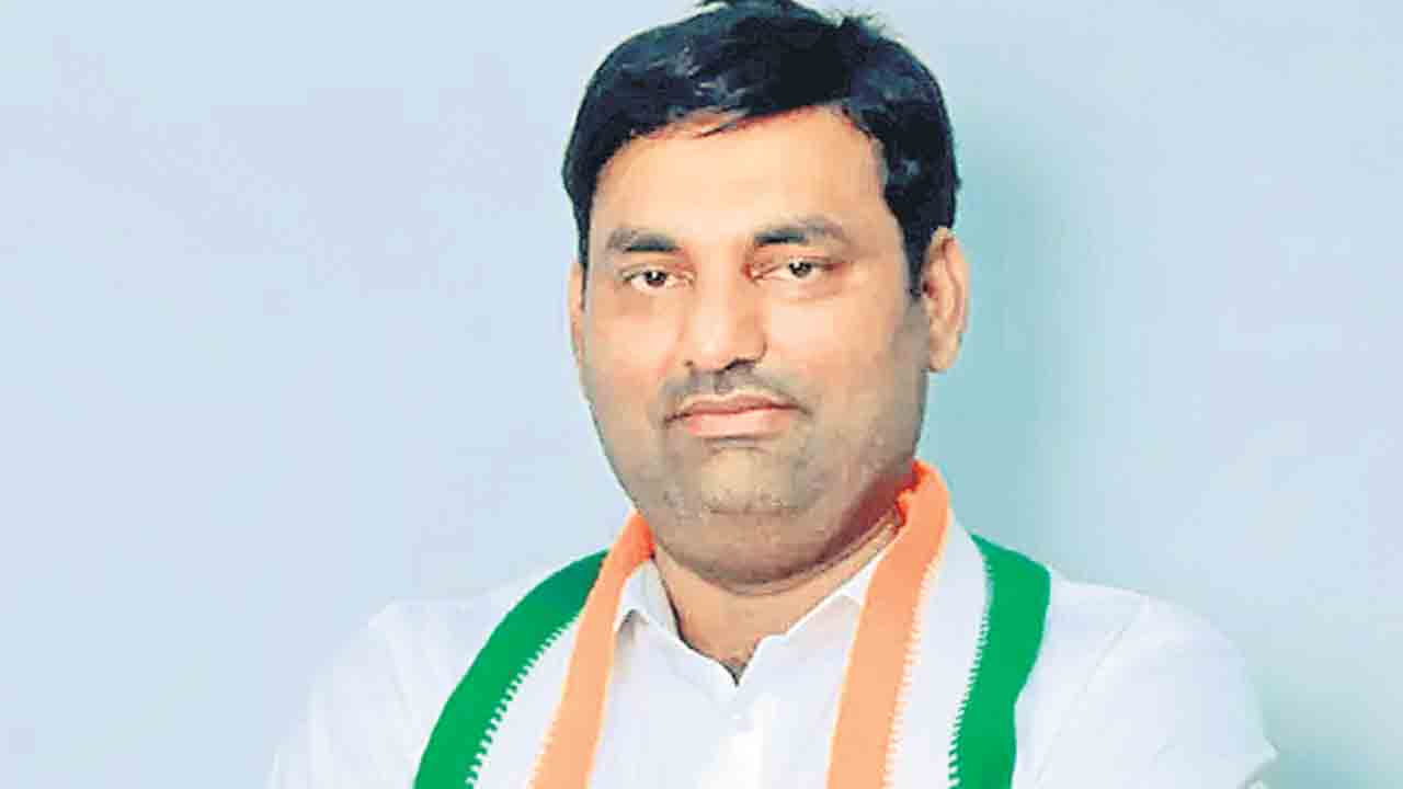 తెలంగాణలో చంద్రబాబు కోవర్టులు.. ఇరిగేషన్‌, రోడ్లు.. అన్నిచోట్లా వాళ్ల దందాలే