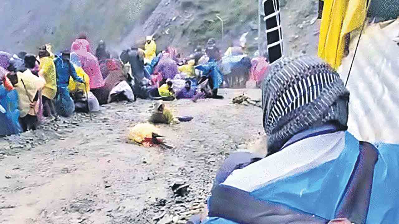 అమర్‌నాథ్‌ యాత్ర మార్గంలో విరిగిపడ్డ కొండచరియలు