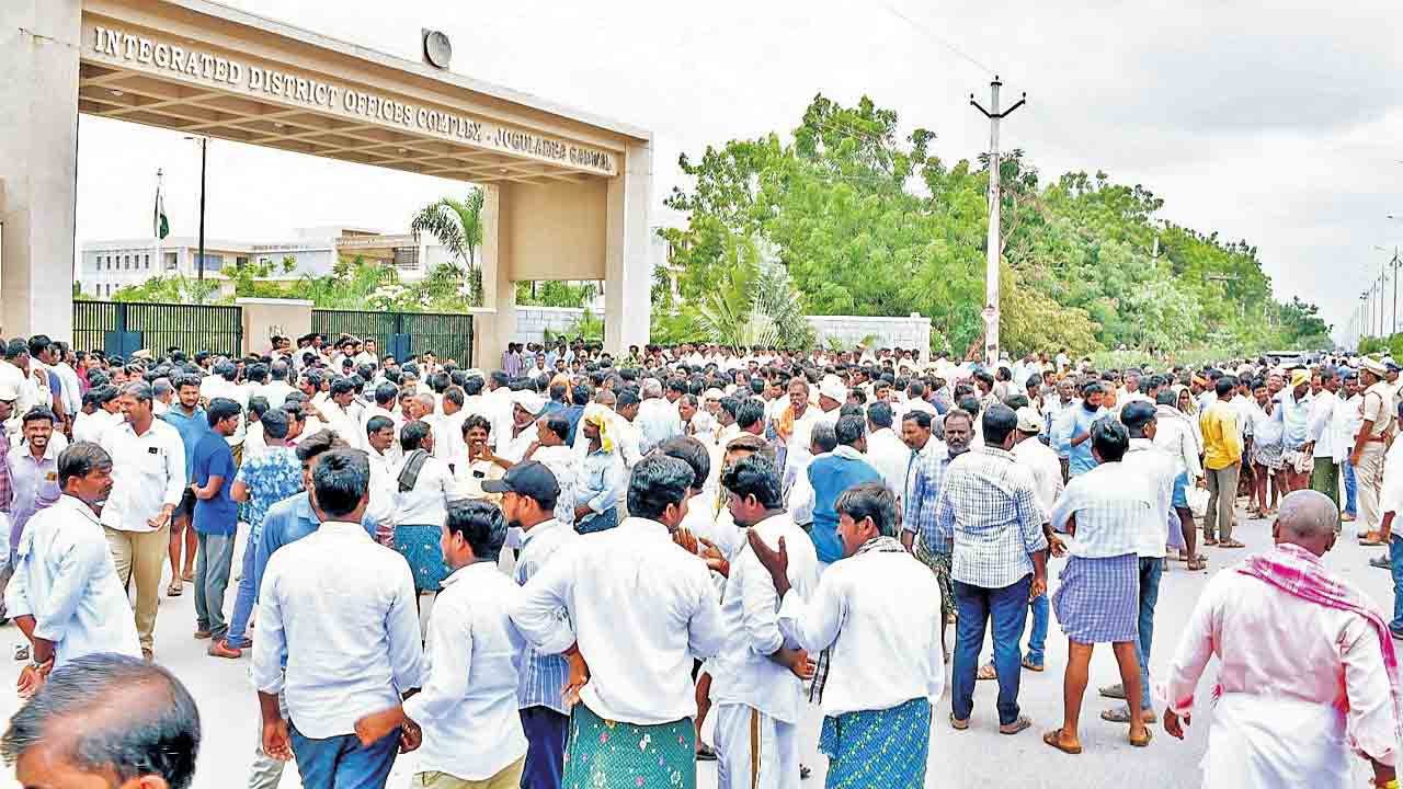 సీడ్ పత్తి విత్తనాలు కొనాలని ఆందోళన