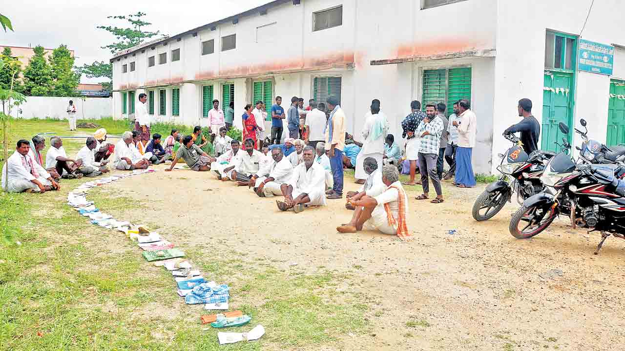 యూరియా కోసం అన్నదాతల పాట్లు.. బస్తాల కోసం పొద్దంతా నిరీక్షణ