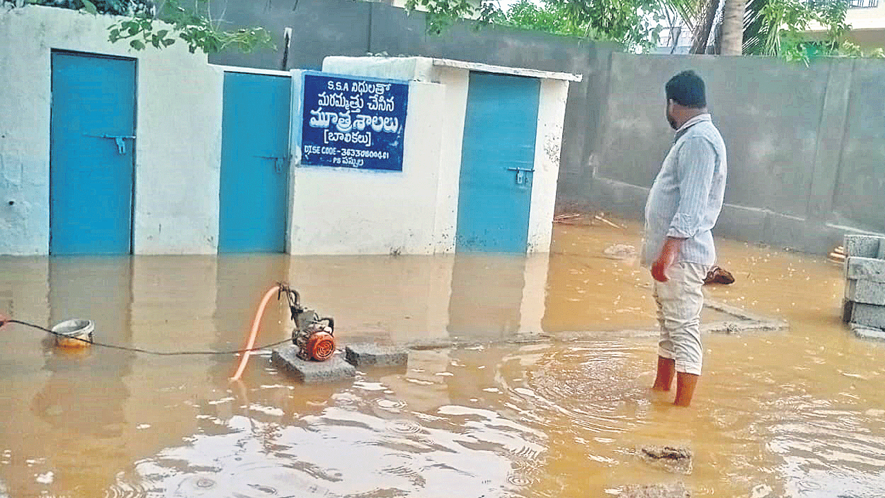 కుంటను తలపిస్తున్న పాఠశాల ఆవరణ