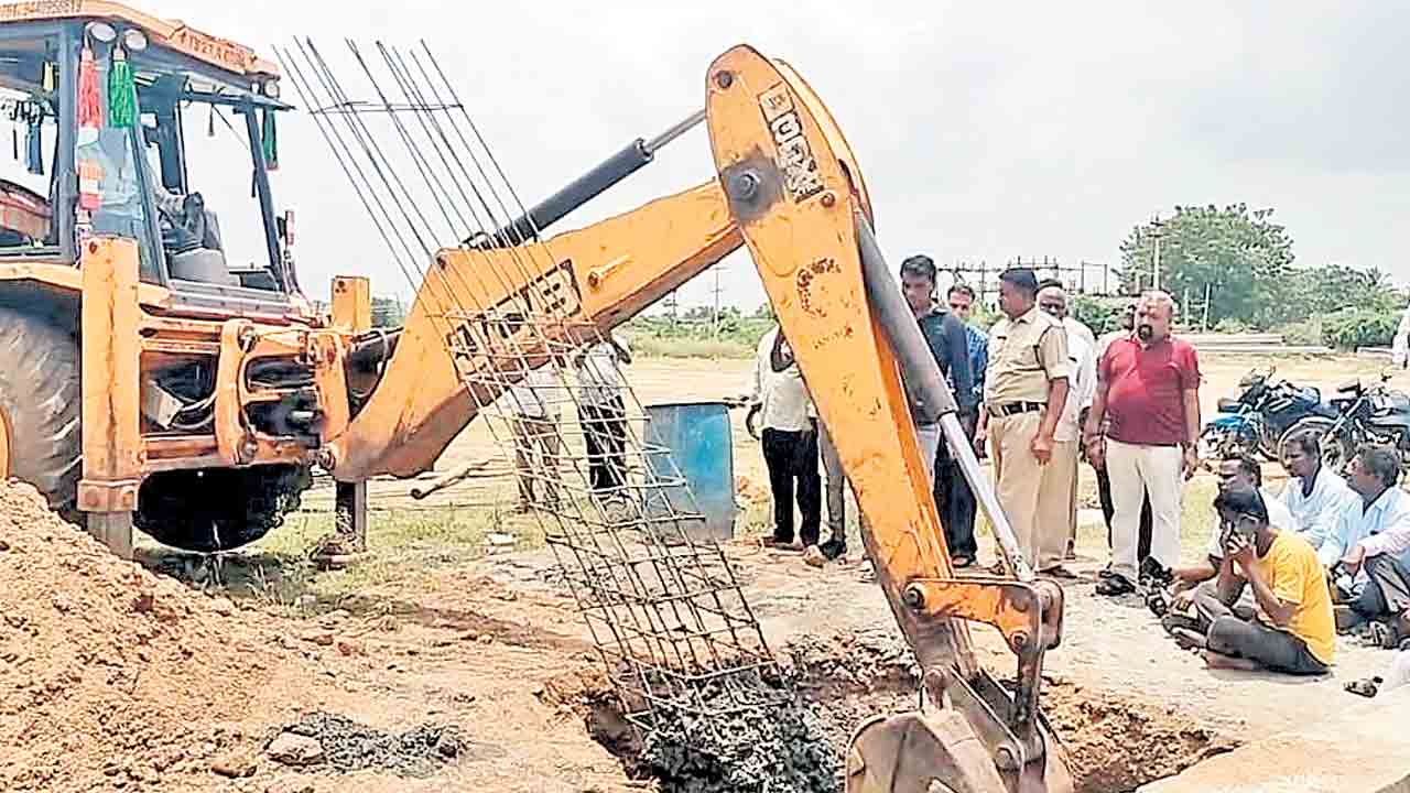 ‘జయశంకర్‌’ గద్దె కూల్చివేత.. గంభీరావుపేటలో 6న విగ్రహావిష్కరణకు ఏర్పాట్లు చేస్తుండగా అడ్డుకున్న అధికారులు