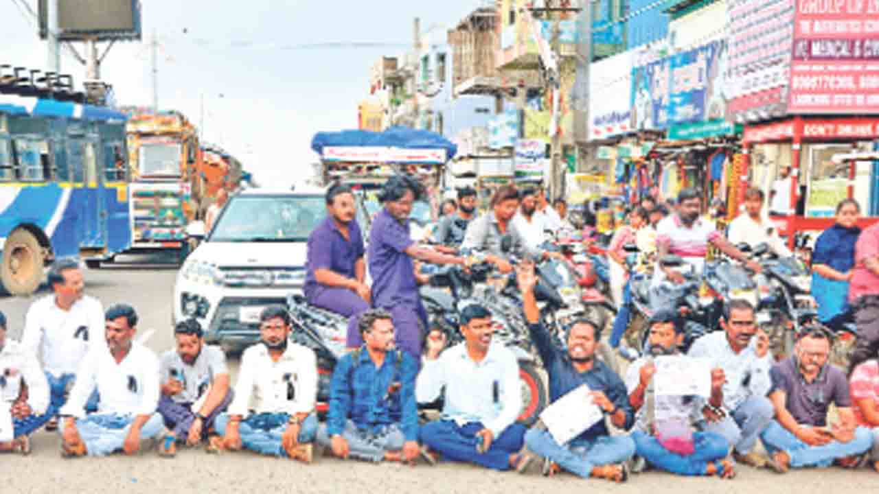 మంత్రులకు నిరసన సెగ