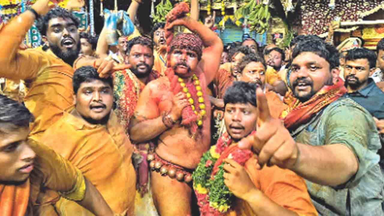 అట్టహాసంగా ఘటాల ఊరేగింపు