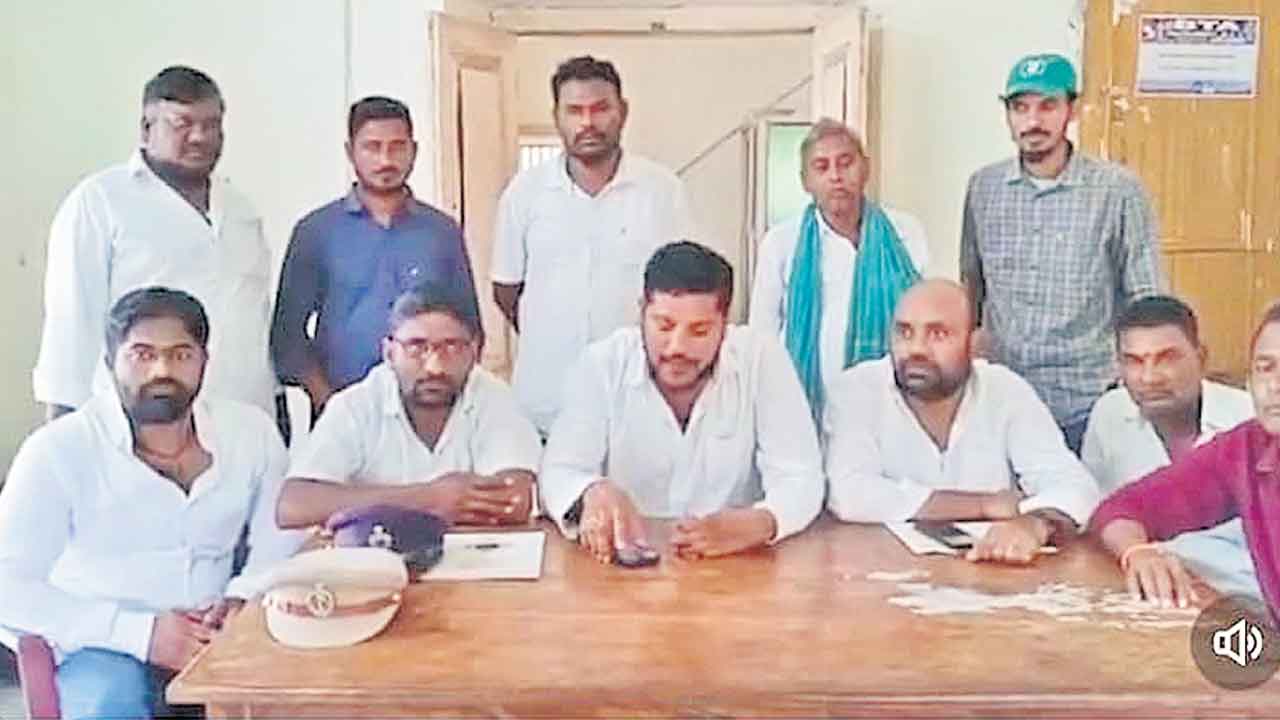 కాంగ్రెస్‌ నేతలకు ఠాణాలో రాచమర్యాదలు!