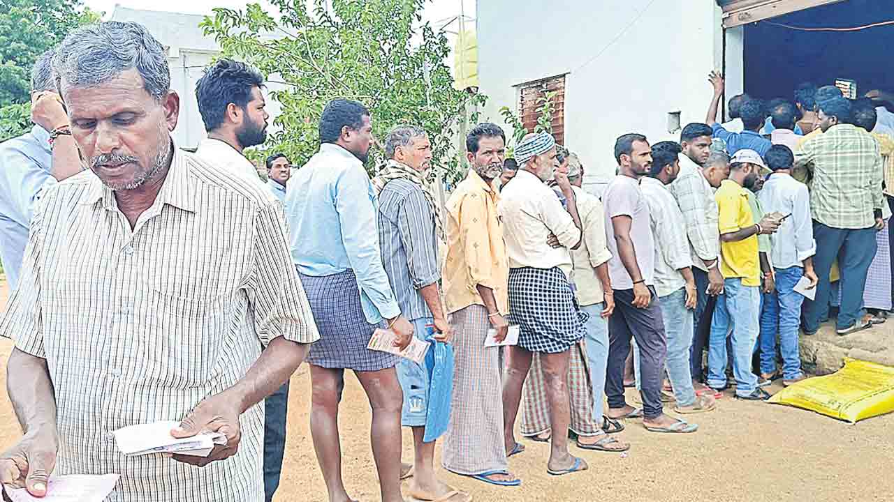 ఎరువులే ఉంటే.. పోలీసులెందుకు.. దుకాణాల వద్ద పోలీసులను పెట్టాలన్న సీఎం