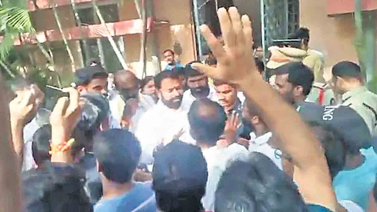 అద్దంకిని నిలదీసిన నిరుద్యోగులు.. ఉద్యోగాలు ఏమయ్యాయని నిలదీత