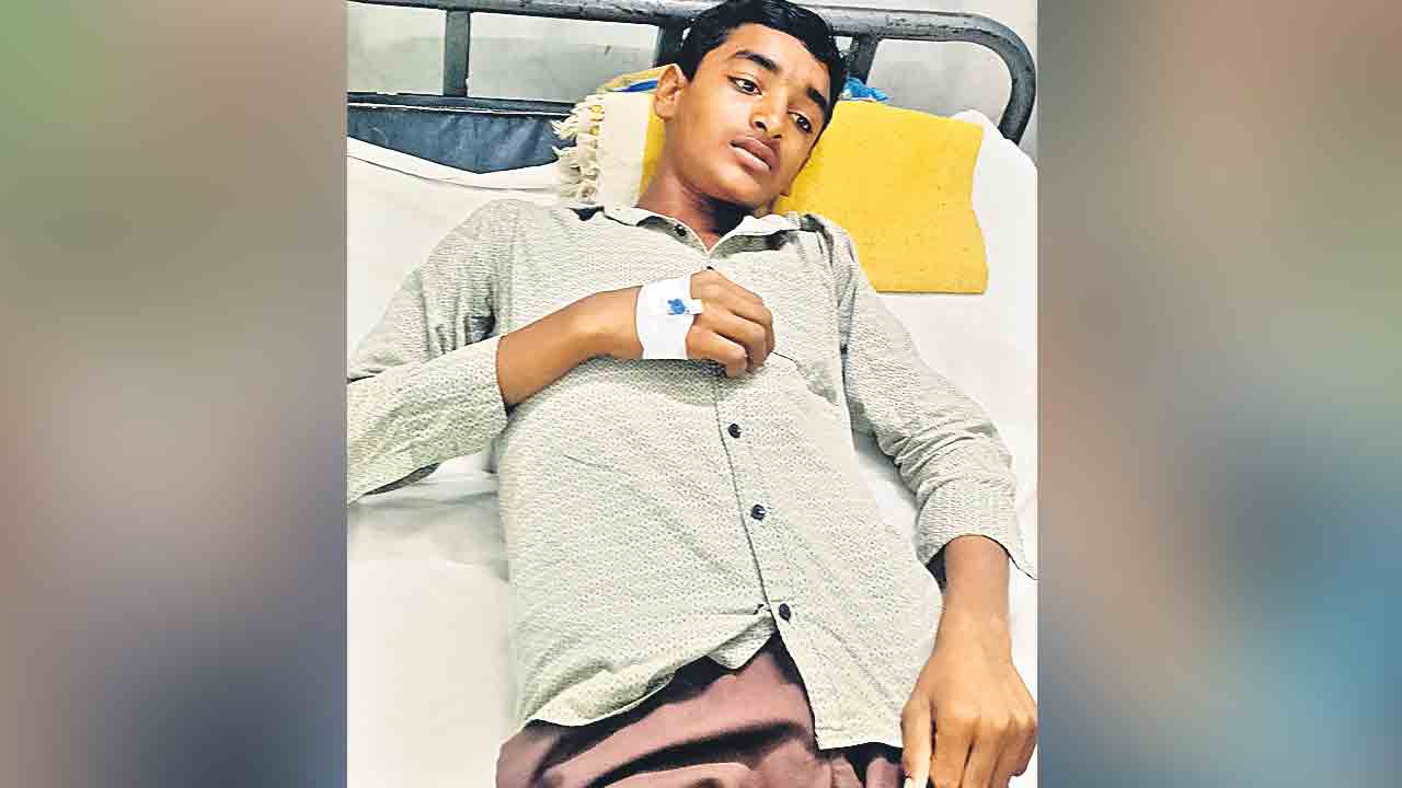 గురుకుల విద్యార్థులకు కరెంట్‌ షాక్‌