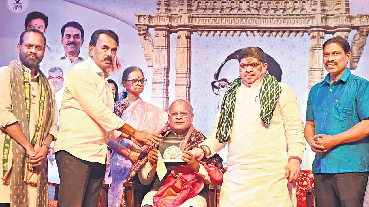 ట్యాంక్‌బండ్‌పై దాశరథి విగ్రహం