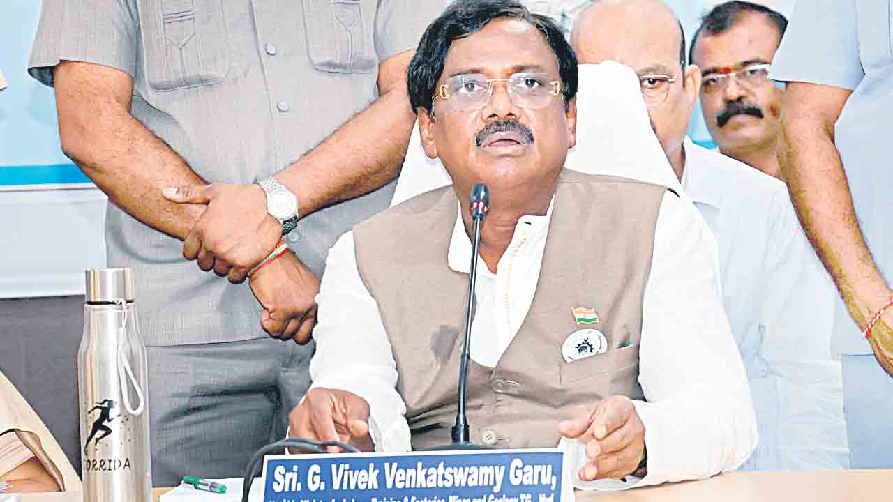 యూరియా కొరత లేదు.. కృత్రిమ కొరత సృష్టిస్తే కఠిన చర్యలు : మంత్రి వివేక్‌