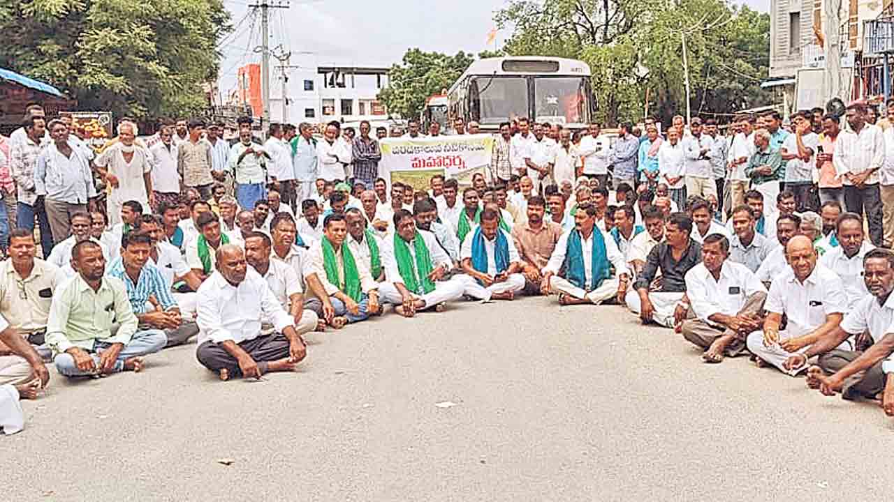 సాగునీటికోసం రోడ్డెక్కిన రైతన్న.. కోరుట్ల-వేములవాడ రోడ్డుపై కథలాపూర్‌ రైతుల ధర్నా