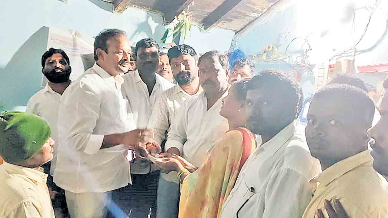 బీఆర్‌ఎస్‌ కార్యకర్తకు 70 వేల ఆర్థిక సాయం.. ‘గిఫ్ట్‌ ఏ స్మైల్‌’ కింద అందజేత