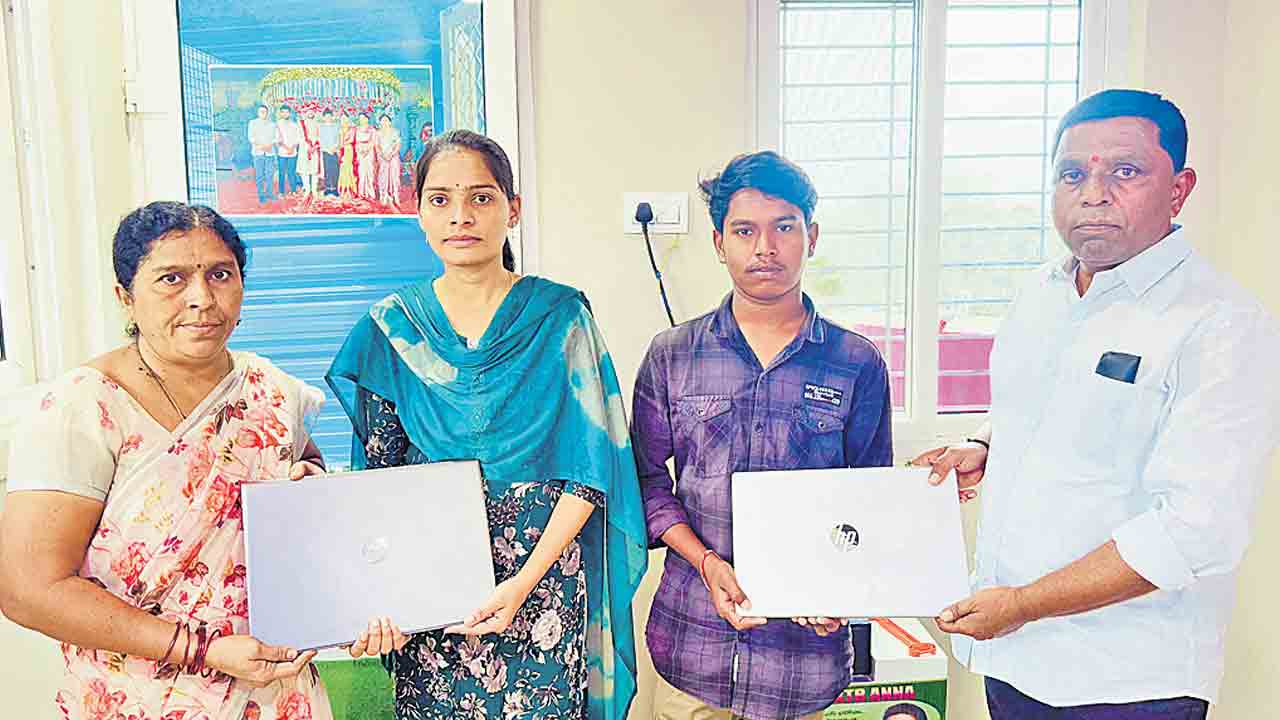విద్యార్థులకు ల్యాప్‌టాప్‌ల పంపిణీ.. ‘గిఫ్ట్‌ ఏ స్మైల్‌’లో భాగంగా ముక్రా(కే)లో అందజేత