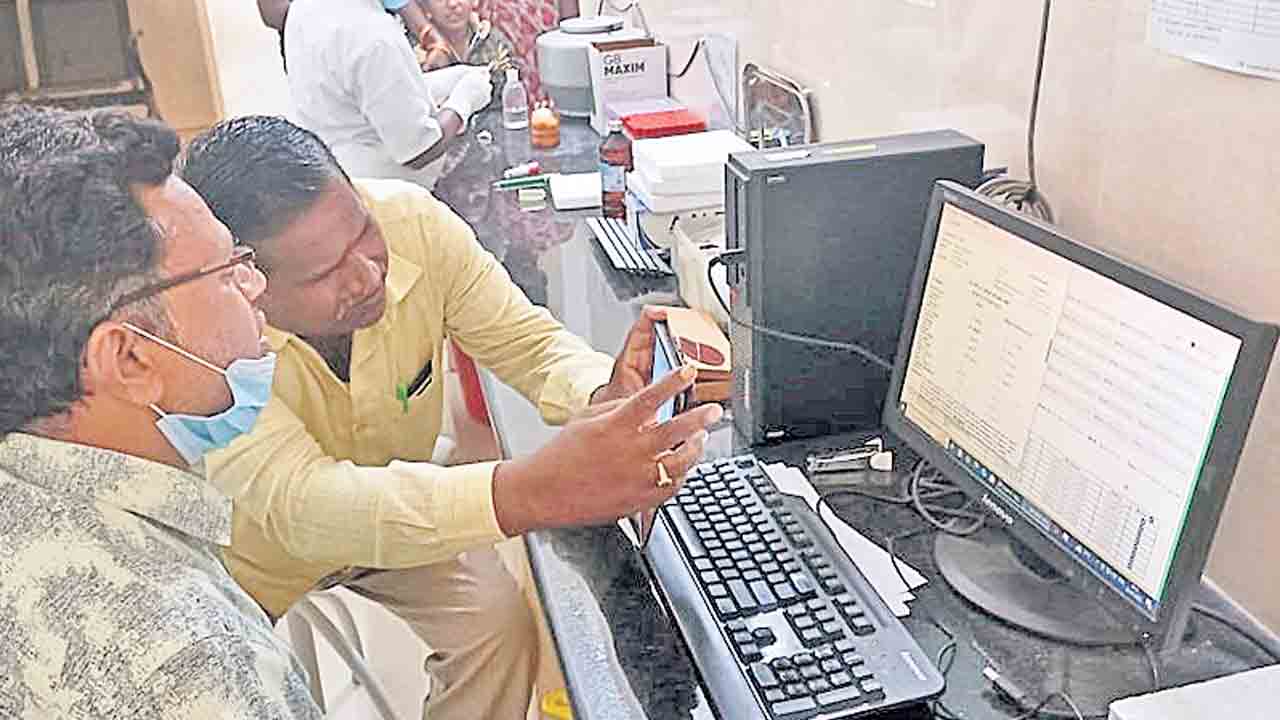 రిపోర్టులు కావాలంటే.. ఫొటో తీసుకోవాల్సిందే.. కొడంగల్‌ దవాఖానలో పని చేయని ప్రింటర్‌