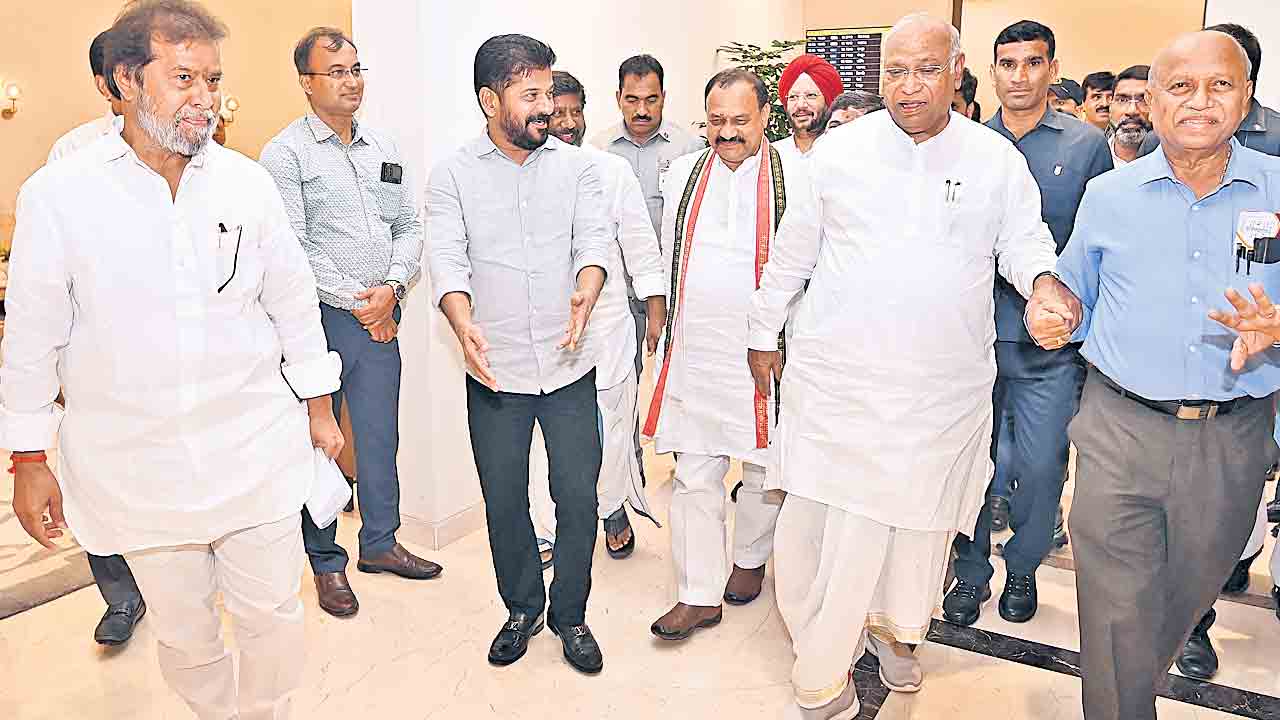 ఖర్గేకు లొంగని అసమ్మతి.. మీకో దండం అంటూ సమావేశం నుంచి వెళ్లిపోయిన ప్రేమ్‌సాగర్‌