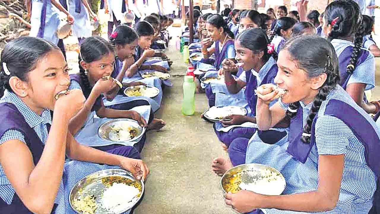 ‘కిచెన్‌ కమ్‌ స్టోర్స్‌’లో తెలంగాణ పూర్‌.. రాష్ట్రంలో నిర్మాణం పూర్తయినవి కేవలం 58శాతం మాత్రమే