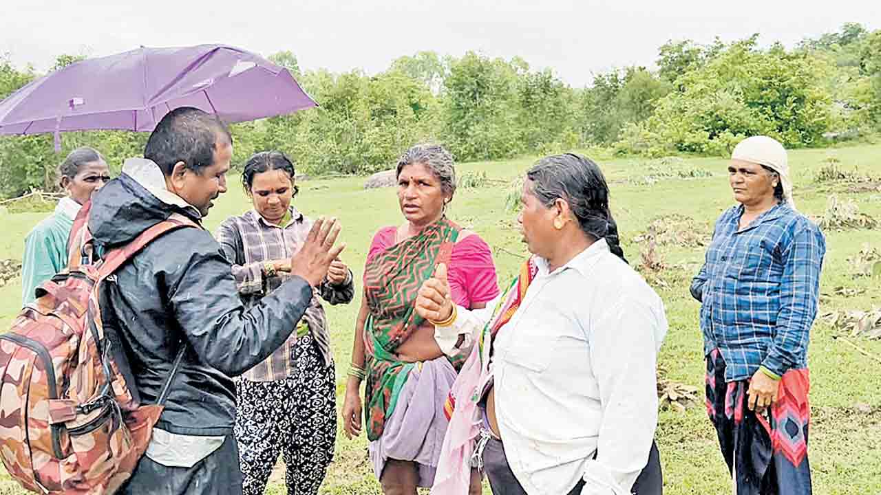 రైతులపై అటవీశాఖ అధికారుల దాడి