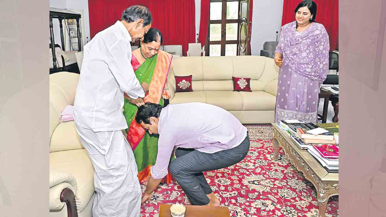 వర్ధిల్లు వందేండ్లు.. కేటీఆర్‌కు కేసీఆర్‌ ఆశీర్వాదం