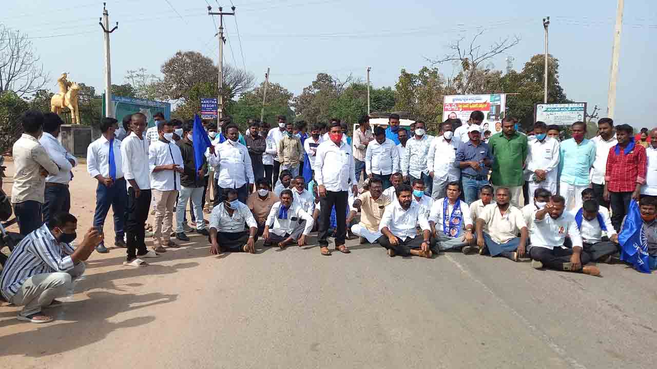 గిరిజన నాయకురాలి నిర్బంధం.. సైదాబాద్‌ పోలీస్‌ స్టేషన్‌ ఎదుట గిరిజన సంఘాల ధర్నా