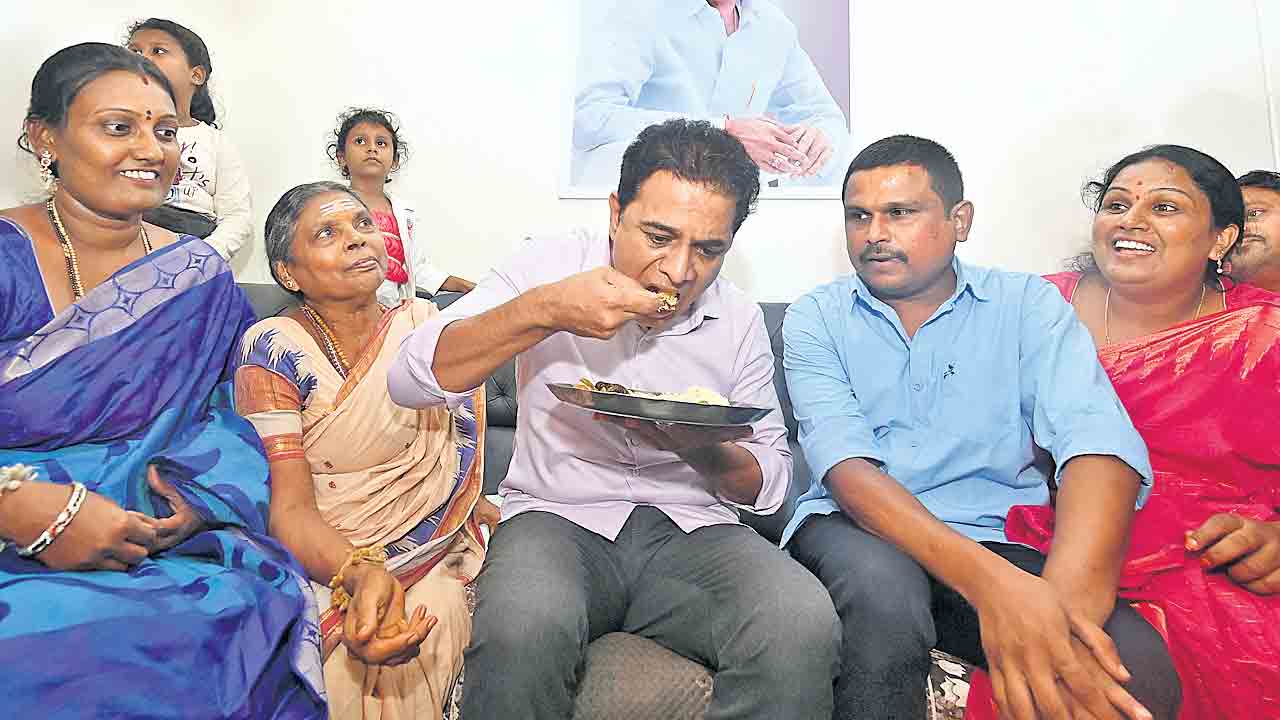 వారియర్‌ ఇంట్లో… లీడర్‌ బర్త్‌డే.. బీఆర్‌ఎస్‌ సోషల్‌ మీడియా వారియర్‌కు కేటీఆర్‌ భరోసా