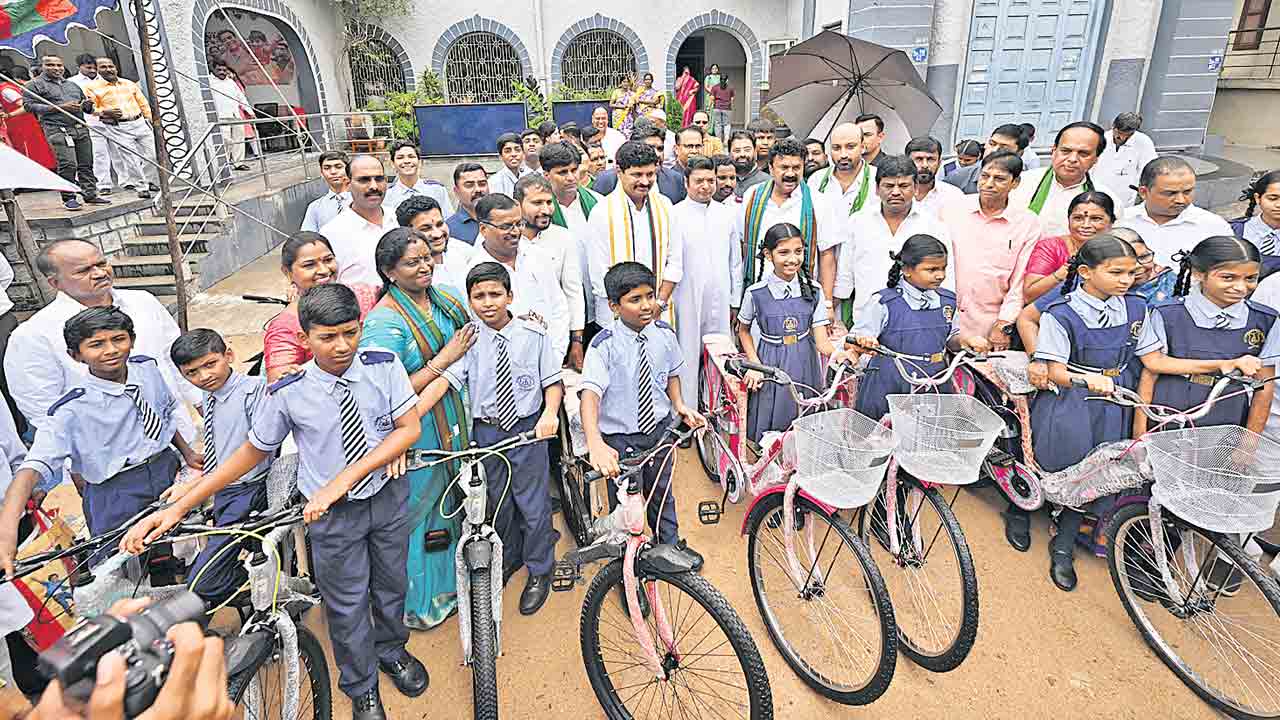 వెల్లివిరిసిన మానవత్వం.. కేటీఆర్‌ గిఫ్ట్‌ ఏ స్మైల్‌ పేరిట నేతల వితరణ