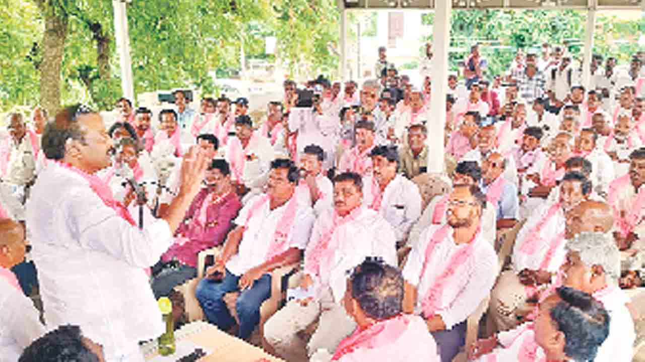 ప్రభుత్వ వైఫల్యాలను ప్రజల్లోకి తీసుకెళ్ల్లండి.. బీఆర్‌ఎస్‌ నాయకులు, కార్యకర్తలతో సమావేశం