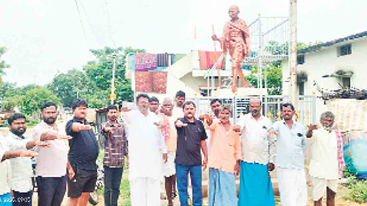రూ.60లక్షలు చెల్లిస్తేనే భూములు అప్పగిస్తాం.. గాంధీ విగ్రహం ఎదుట ప్రతిజ్ఞ చేసిన నారాయణపేట- కొడంగల్‌ భూ నిర్వాసితులు