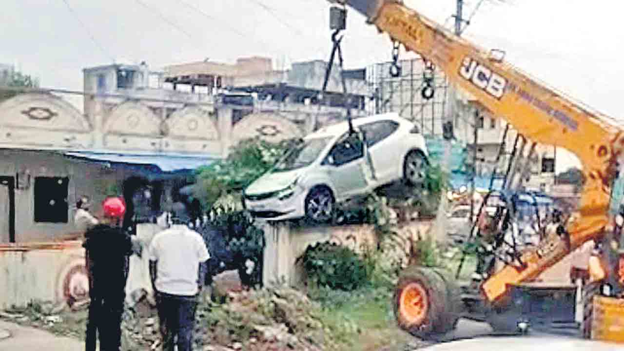 గోడ ఎక్కిన కారు.. మద్యంమత్తులో నడిపిన డ్రైవర్‌