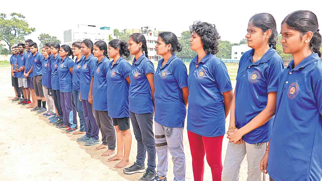 పోలీస్‌ ఉద్యోగాల నోటిఫికేషన్‌ ఎప్పుడు.. ప్రభుత్వంపై ఉద్యోగార్థుల ఆగ్రహం