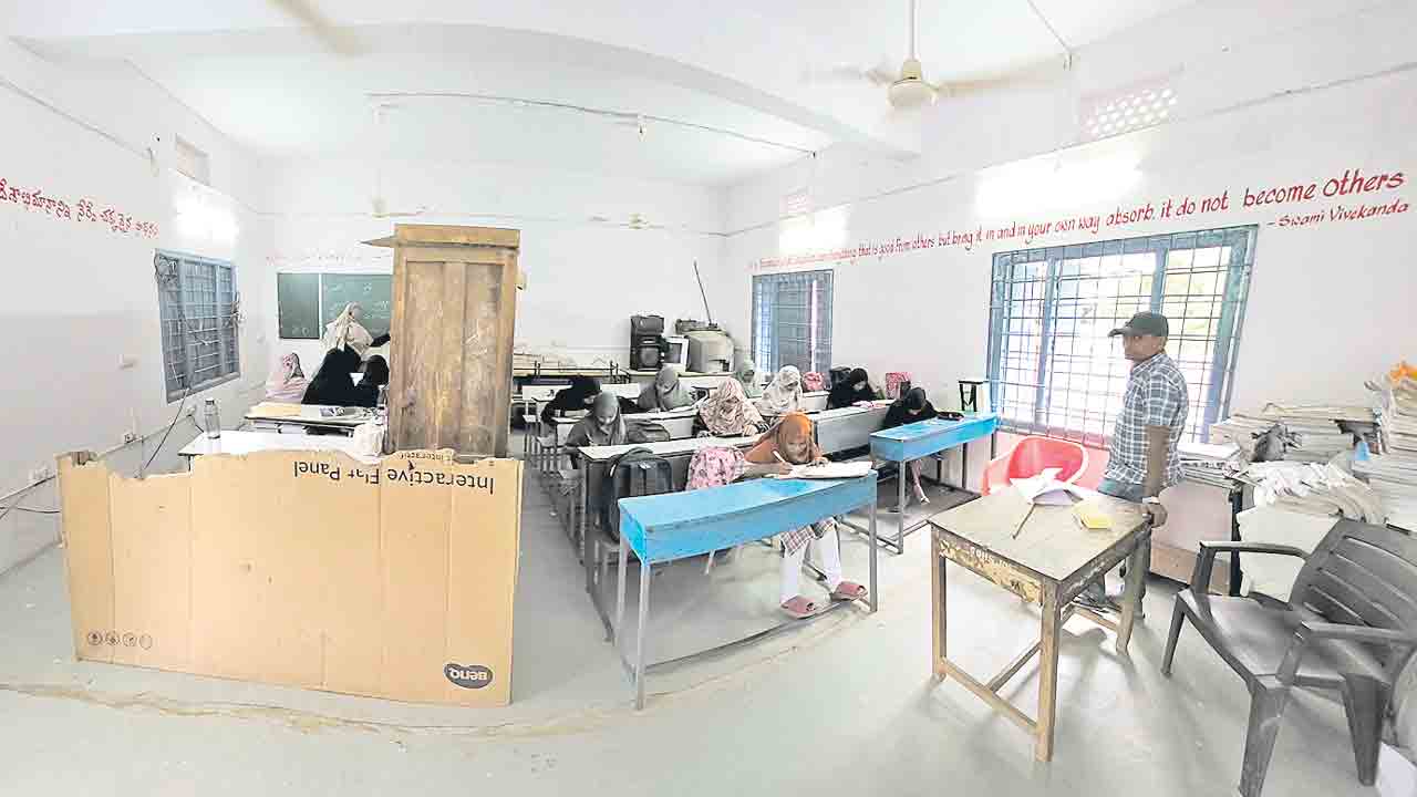 సర్కారు బడులపై చిన్న చూపు.. ప్రభుత్వ పాఠశాలల ప్రగతిపై కాంగ్రెస్‌ నిర్లక్ష్యం